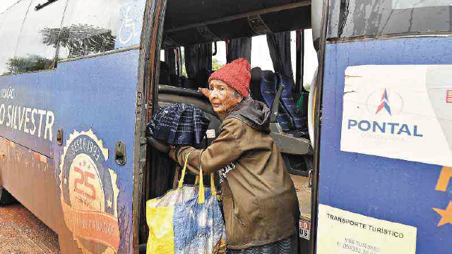 Depois de uma hora esperando o transporte público debaixo de chuva, Maria Gonçalves Braga, de 82 anos, tentou seguir num micro-ônibus de trabalhadores. Como o destino era outro, teve que aguardar carona