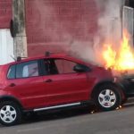 Carro pega fogo no centro de Brumadinho