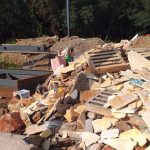 Moradores de Casa Branca denunciam entulho e lixo em obra ao lado de creche e escola
