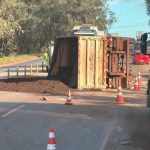 Acidente com carreta de minério na BR-040 expõe uso indevido da rodovia para escoar minério