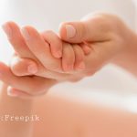 Mãos do bebê indicam evolução adequada ou problemas