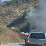 Carro pega fogo e chamas atingem vegetação na estrada Nair Drumond/Serra da Moeda