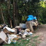 Moradores denunciam o descarte irregular de lixo e entulhos em Palhano