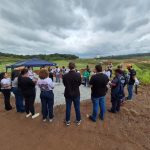 Abraço simbólico e plantio de rosas marcam mais um ato em memória às vítimas da tragédia da Vale