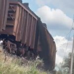 Superlotados: vagões derramam minério de ferro em ferrovia, em Melo Franco