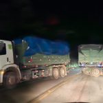 Carreta bloqueia trânsito na Serra da Conquistinha, em Brumadinho