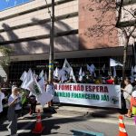 Atingidos pela tragédia da Vale protestam na sede do MPF, em Belo Horizonte