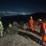 Bombeiros resgatam corpo de mulher após carro cair em ribanceira na Serra da Rola-Moça