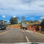 Trator compactador com problemas mecânicos prejudica trânsito entre Marques e Palhano