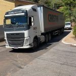 Carreta trava trânsito no centro histórico de Piedade do Paraopeba