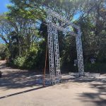 Pórtico de evento gera reclamações e prejudica trânsito em Casa Branca