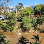 Carro cai dentro do Rio Paraopeba, em Brumadinho
