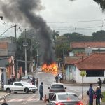 Viatura da PM bate em muro em Aranha e pega fogo