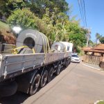 Carreta bloqueia parcialmente trânsito em Piedade do Paraopeba