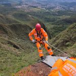Bombeiros resgatam corpo de homem após carro cair na Serra do Rola-Moça