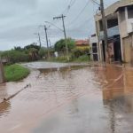 Alagamento causa transtornos entre o Residencial e São Judas Tadeu, em Brumadinho
