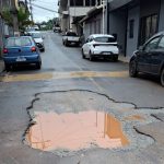Sem solução: buraco continua causando transtornos no bairro Progresso