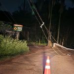 Queda de poste causa interdição de via entre Córrego Ferreira e Palhano