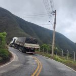 Carreta provoca transtornos na estrada Nair Drumond, na Serra da Moeda